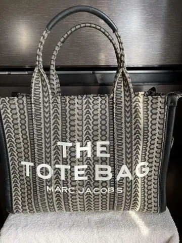 MARC JACOBS THE TOTE BAG