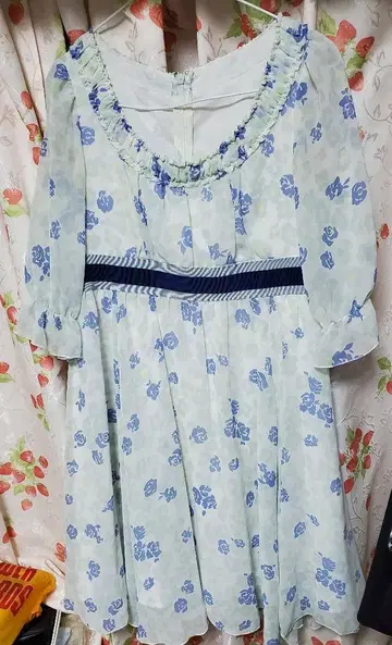 스카이블루 꽃무늬 반팔 무릎 기장 원피스