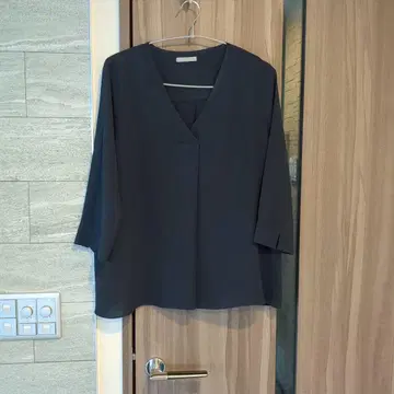 theory luxe 다크 블루 V넥 오부 소매 셔츠