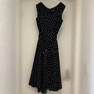 [ 새상품급 ] JUSGLITTY 블랙 도트 슬리브리스 원피스