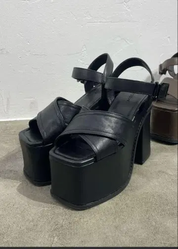 크로스 벌키 폼 샌들