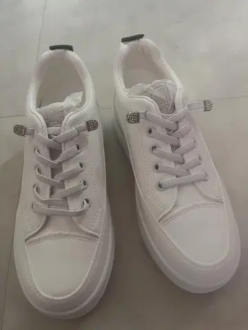 새상품 화이트 스니커즈 통굽 23cm