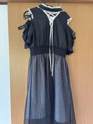 오프숄더 블랙 드레스, 비침 있음