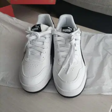 PUMA 화이트/블랙 스니커즈