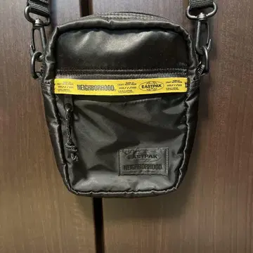 네이버후드 이스트팩 콜라보 숄더백 사코슈