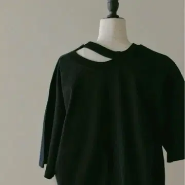 MANOF 마노프 back open w face tops 블랙