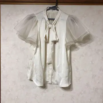 FRAY.ID 윙 슬리브 보타이 블라우스