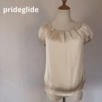 베이지 새틴 반팔 블라우스 펄 장식