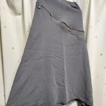 지퍼가 달린 그레이 플레어 스커트