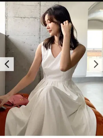 [ 화이트 ] 새상품 벌스데이 바쉬 슬리브리스 V넥 턱 DRESS