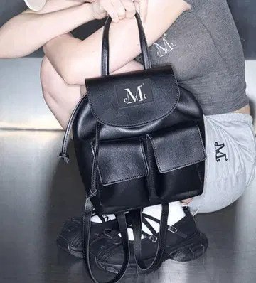MUCENT ARENTWOPOCKETLEATHERMINI BACKPACK