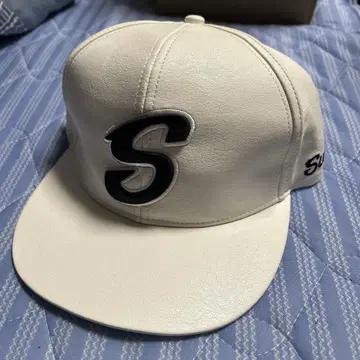 화이트 가죽 캡 S 로고 SUPPLIER