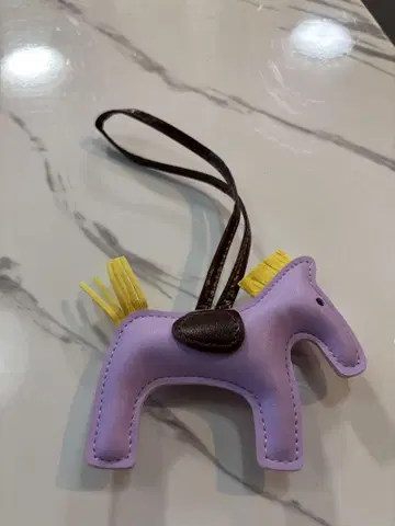 말 가죽 참 보라색