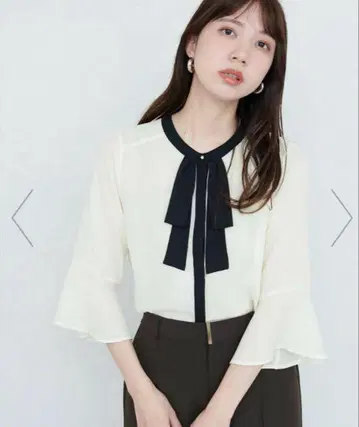 [미사용 새상품] 내추럴 꾸뛰르 플레어 커프스 소매 리본 보타이 블라우스