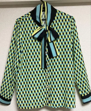 VIA MODA PARIS 보우타이 긴팔 블라우스 기하학 무늬 3D 큐브