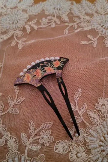 꽃무늬와 펄 비즈 헤어콤
