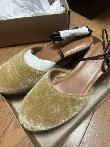 베이지 퍼 레이스업 통굽 펌프스 L