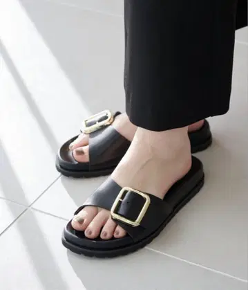 LE TALON 가죽 버클 슬라이더 샌들
