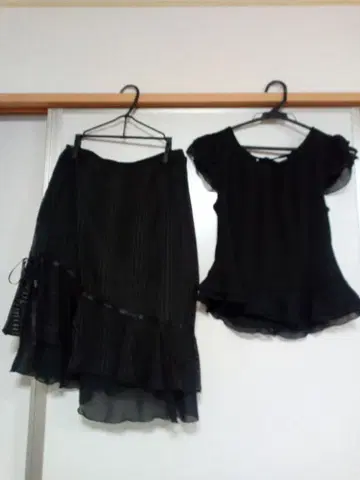 블랙 스커트와 상의 셋업 새상품급