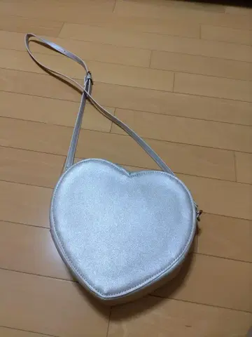 실버 하트 숄더백