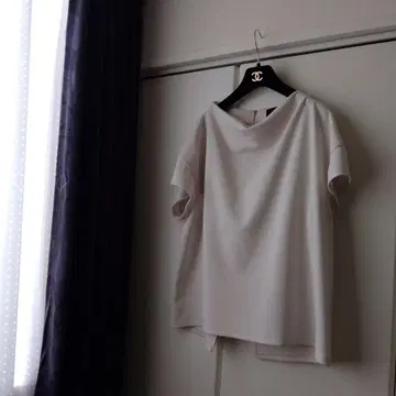 새상품급 UNTITLED 보틀넥 프렌치 슬리브 그레이지