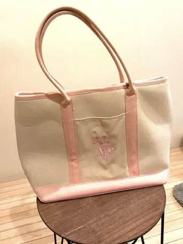 U.S. POLO ASSN. 토트백 로고 자수 베이지색과 핑크색