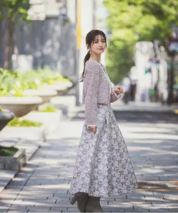 프로포션 바디 드레싱 자카드 턱 스커트