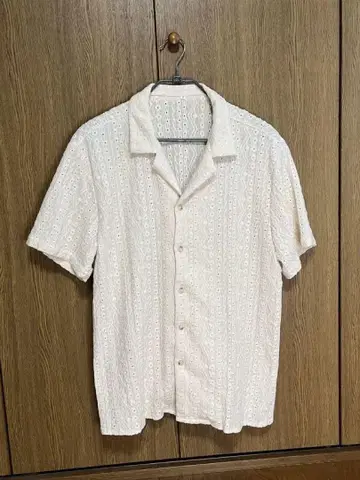 화이트 레이스 무늬 반팔 셔츠