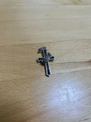 저스틴 데이비스 크로스형 펜던트 실버색 IND