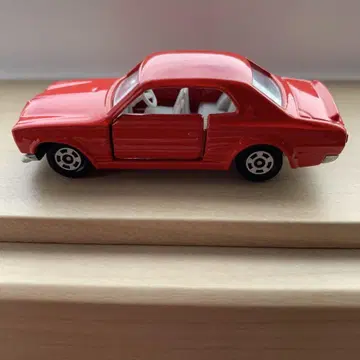 토미카 스카이라인 H.T. 2000GT-R 빨간색