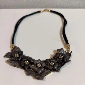 꽃 모티브 목걸이