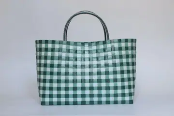 그린과 화이트 깅엄 체크 패턴 바스켓백