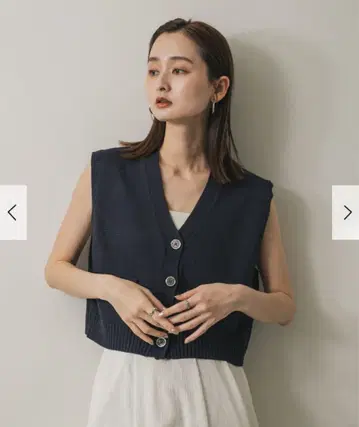 [ 프론트 버튼 크롭 스웨터 ]