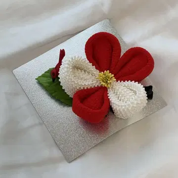동백 모티브 핀턱 머리 장식 빨흰 (후리후풍)