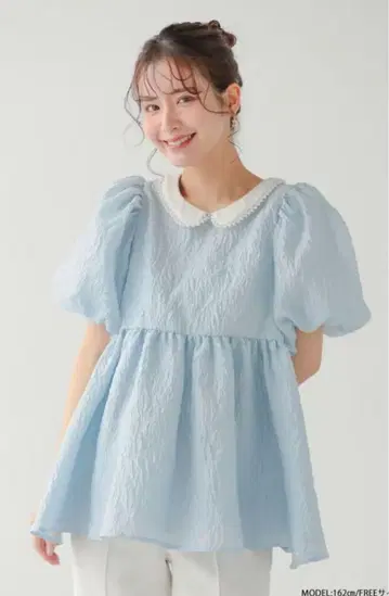 핏모어. 펄 옷깃 자카드 페플럼 상의. 블루. 봉긋 소매 블라우스