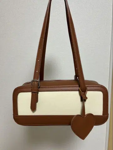브라운과 크림 숄더백
