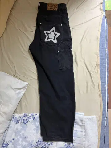 스타 모티브 블랙 데님 팬츠