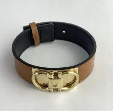 [여름 한정] Ferragamo 골드 팔찌