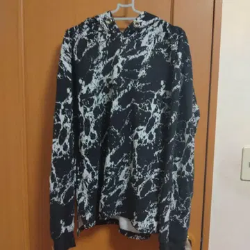 검은색과 흰색의 마블 무늬 후드티