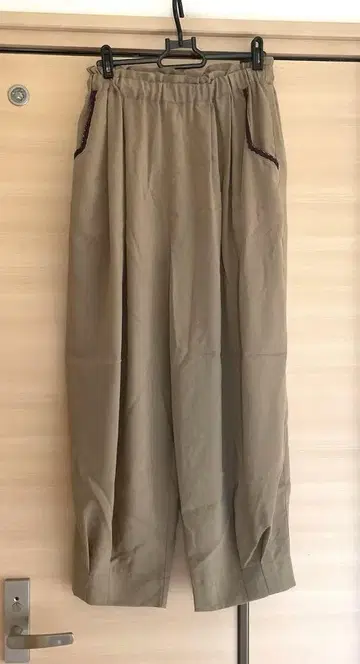 티티카카 에그 턱 팬츠 베이지