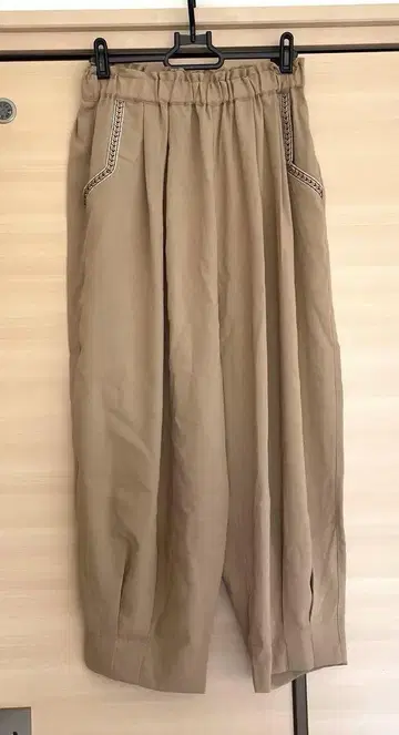 티티카카 에그 턱 팬츠 베이지