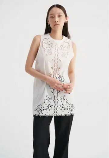 venica Scallop embroidery blouse