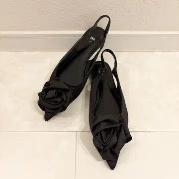 [거의 새 상품] ZARA 자라 새틴 로즈 모티브 플랫 샌들 뮬