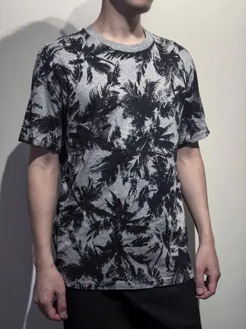 가즈유키쿠마가이야시 나무 패턴 T셔츠