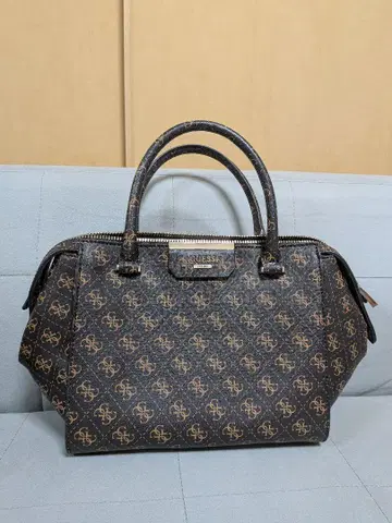 GUESS 로고 패턴 핸드백 중형