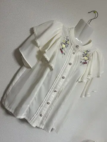 택 포함 새상품 axes femme 믹스 후르츠 자수 블라우스