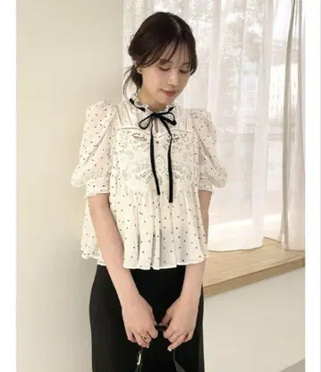 SNIDEL 자수 블라우스 도트