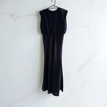 Mila Owen 린넨 혼방 와이드 숄더 내로우 원피스