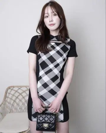 립서비스 데콜테 오픈 체크 자카드 원피스