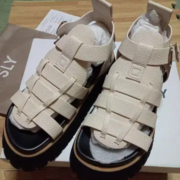 SLY cage flat 샌들